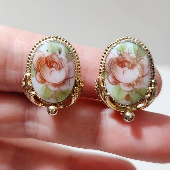Vintage Whiting & Davis Floral Painted Porcelain Cameo Clip on Earrings - Picture 8 of 14